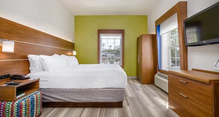 Holiday Inn Express Phoenix-Airport/University Drive Room Type - 1 King Standard Communications Mobility Accessible Tub