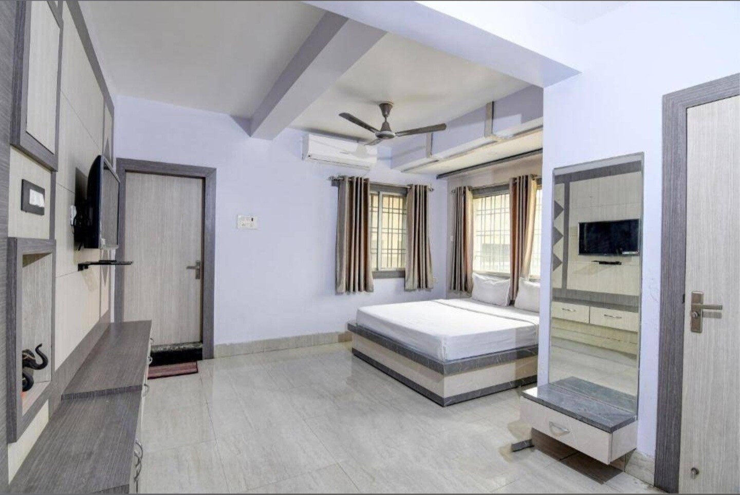 Hotel pushp palace - Tap to explore photos