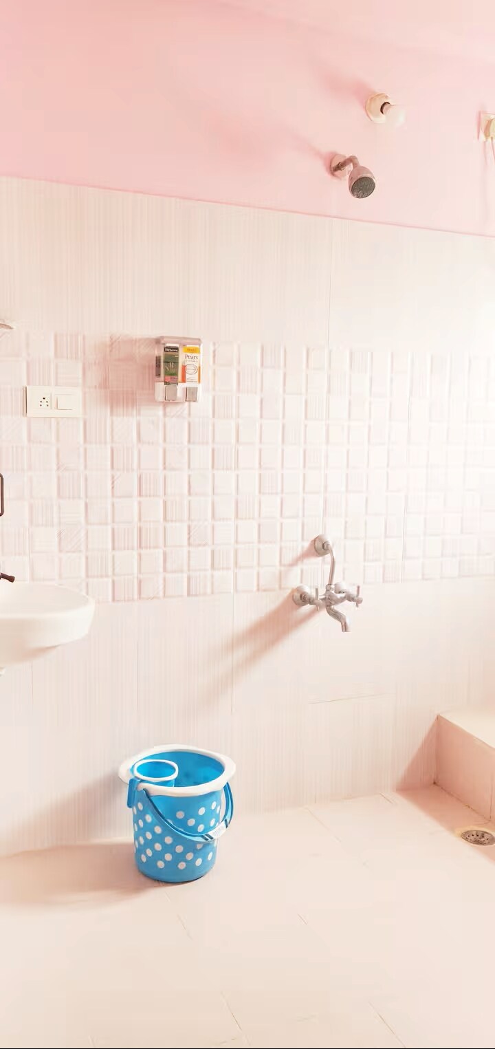 Srusrikar Deluxe AC Room - Tap to explore photos