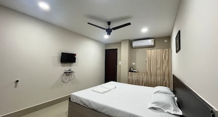 THE NIRALOY HOTEL Room Type - King size bed room