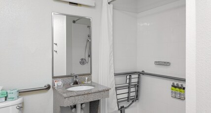 Candlewood Suites WARNER ROBINS/ROBINS AFB, an IHG hotel Room Type - 1 Queen Studio Suite Mobility Accessible Tub
