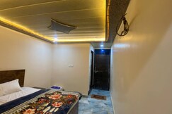 Comfortable Homestay near Banke bihari ji temple