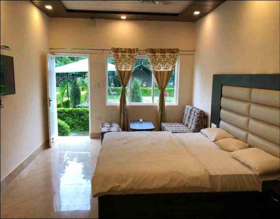 Hotel Midway - Tap to explore photos