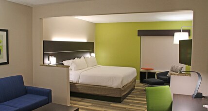 Holiday Inn Express Hotel & Suites Cape Girardeau I-55 Room Type - 1 King Ste Additional Living Dining Area