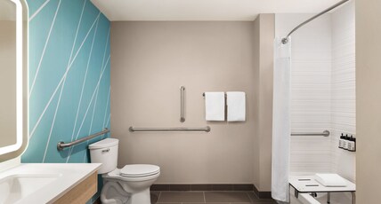 avid hotels MEMPHIS - SOUTHAVEN Room Type - 2 Queen Beds Standard Mobil Access Tub