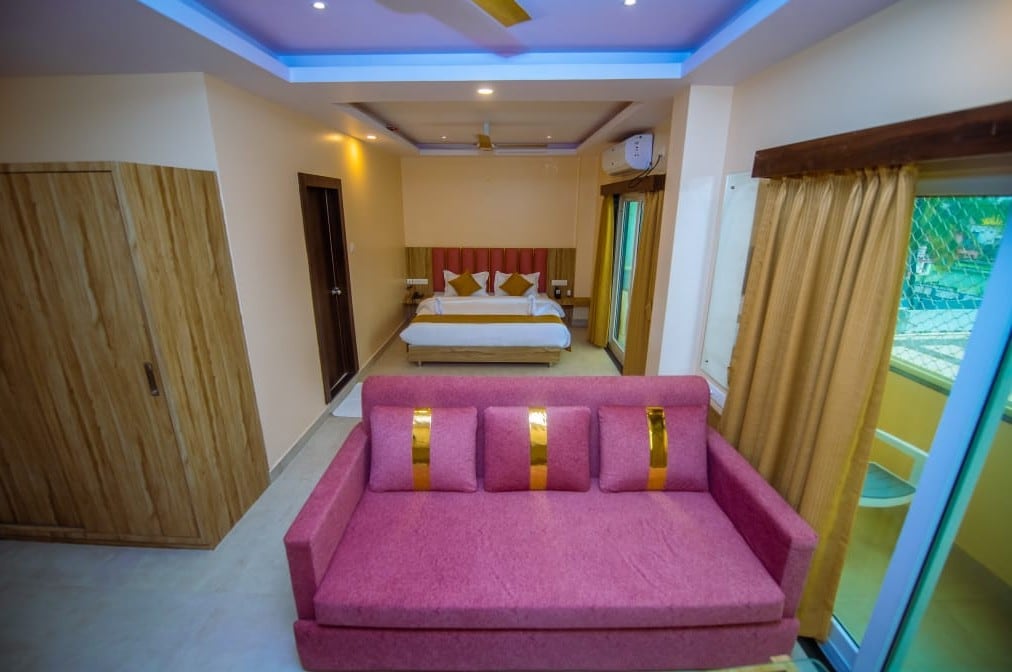 HOTEL SUNBAY - 700 mtr From Jagannath Temple - Tap to explore photos