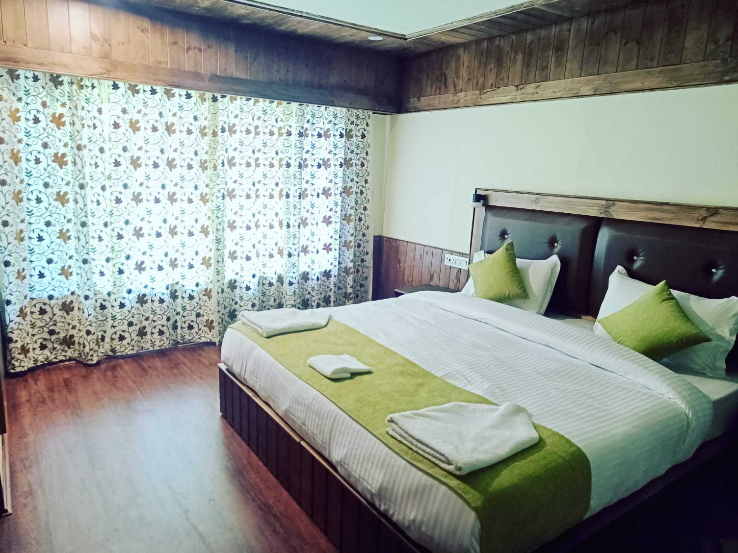 The Posh Residency Pahalgam - Tap to explore photos