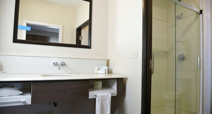 Hampton Inn by Hilton Kalamazoo Room Type - 2QN STDO MIC FRIDG WTBR NS