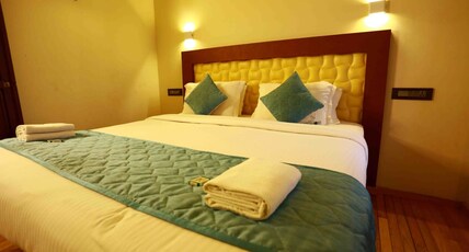 Honeymoon Houseboat Room Type - Deluxe Room in Houseboat Ac time 08 PM to 06 AM Honeymoon Houseboat Room Type - Deluxe Room in Houseboat Ac time 08 PM to 06 AM