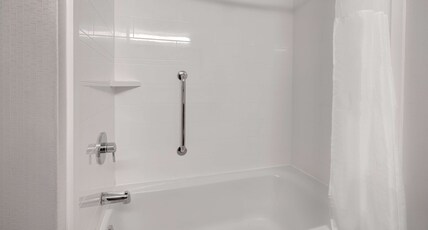 Hampton Inn Hot Springs Room Type - KING STANDARD-NON SMOKING