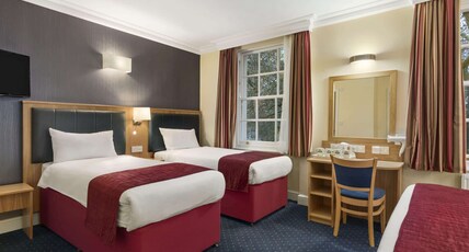 Days Inn Hyde Park Room Type - 1 Double Bed and 2 Twin Beds, Non-Smoking