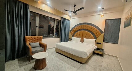 White Panda Hotels SHREE RADHE DWARKA Room Type - Deluxe Family Room with Ensuite Bathroom