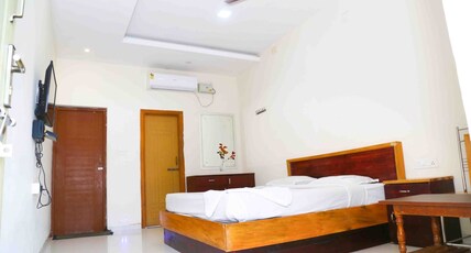 KALLAR COTTAGES Room Type - King Bed Room with No View