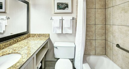 DoubleTree by Hilton Milwaukee Downtown Room Type - 2 QUEEN BEDS FRIDGE MICRO