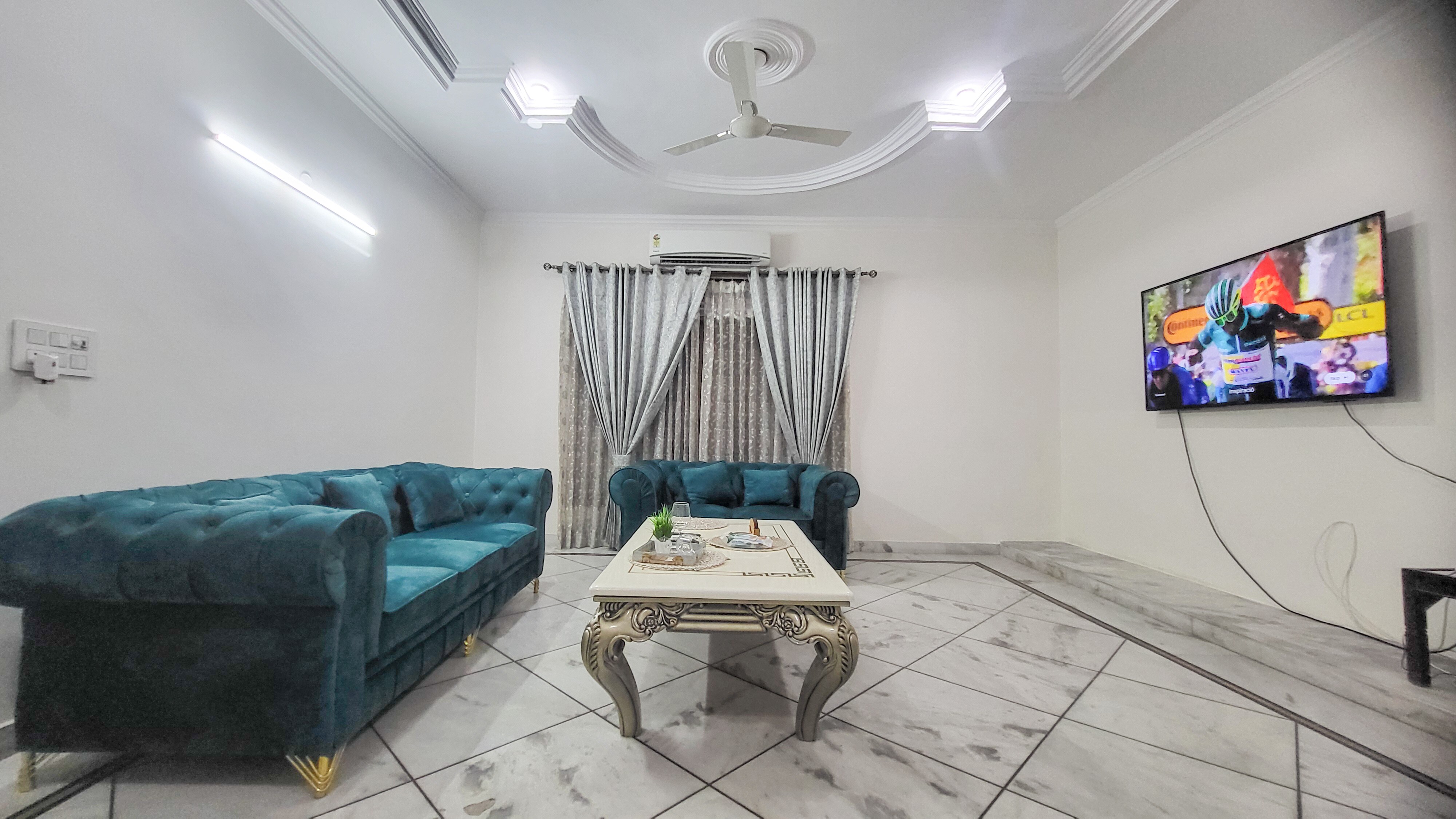 VacationBuddy Charming 4 BHK House Janakpuri - Tap to explore photos