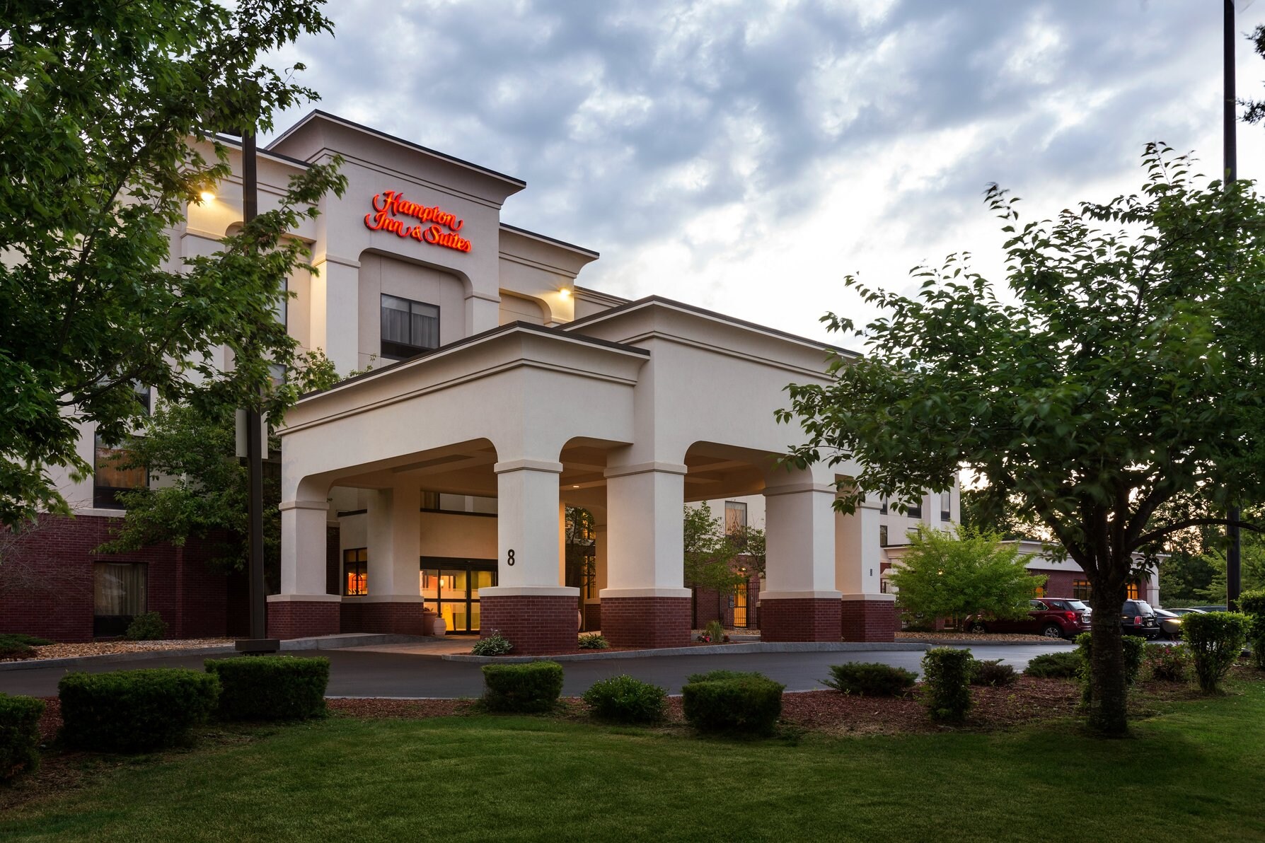 Hampton Inn & Suites Manchester Bedford - Tap to explore photos