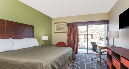 Howard Johnson by Wyndham Athens Room Type - 1 King Bed, Non-Smoking