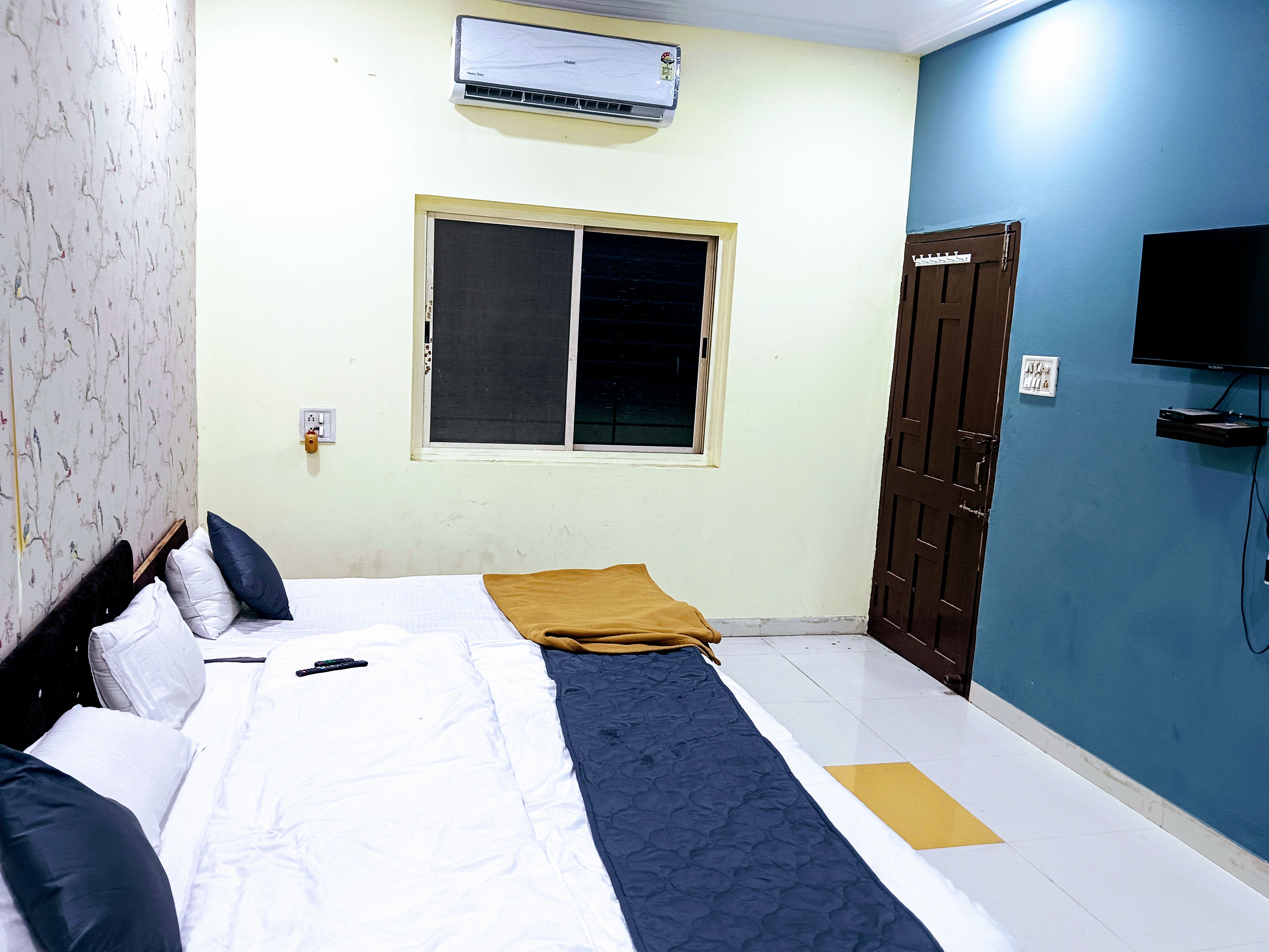 Nanak guest house - Tap to explore photos