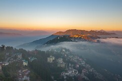 StayVista at Albert Estate & Cottage w/ BBQ & Bonfire