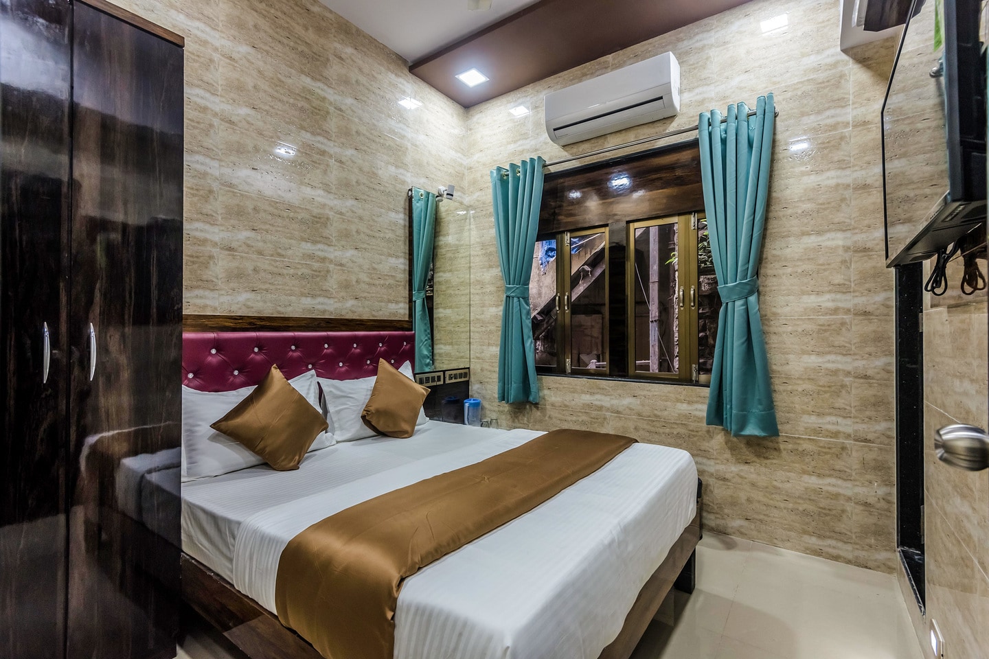 Hotel Plaza-Near Byculla Railway Station - Tap to explore photos