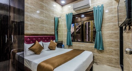 Hotel Plaza-Near Byculla Railway Station Room Type - Deluxe Double Room