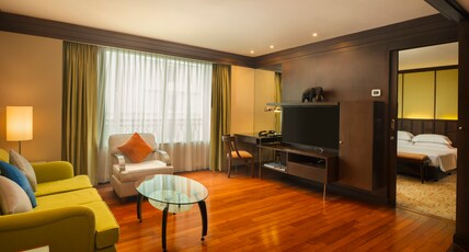 The Davis Bangkok Room Type - Davis One-Bedroom Suite Main Wing with Separated Shower and Bathtub