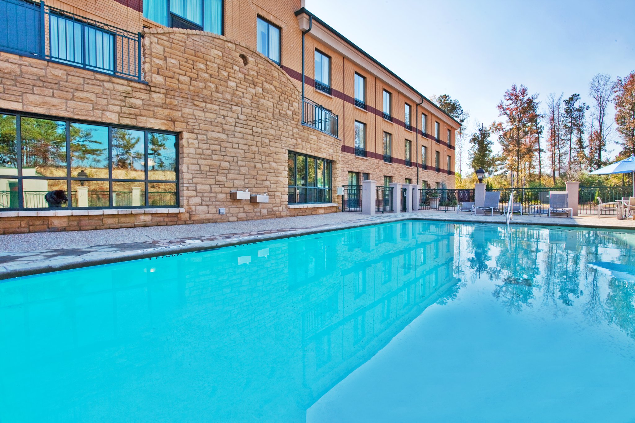 Holiday Inn Express Hotel & Suites Macon-West - Tap to explore photos
