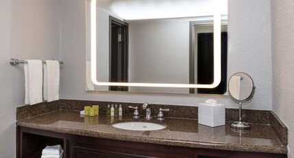 DoubleTree by Hilton Newark Penn Station Room Type - 1 KING CORNER ROOM