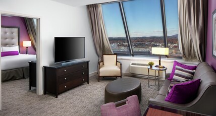 DoubleTree by Hilton Manchester Downtown Room Type - 1 KING 2 ROOM SUITE