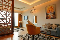 Suite with Panoramic Glass well