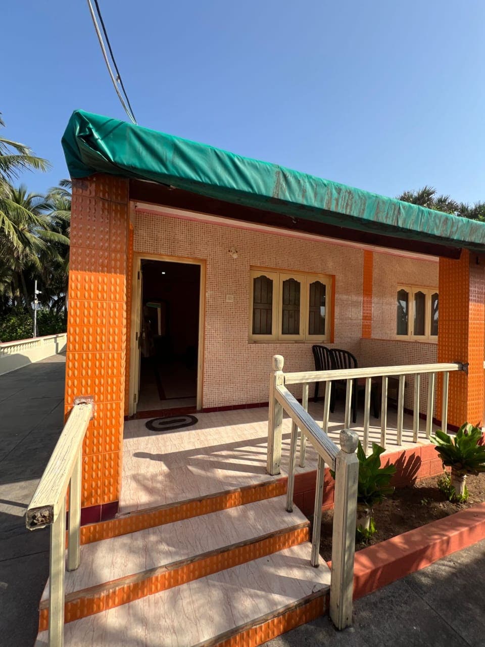 HOTEL PALMS - Tap to explore photos