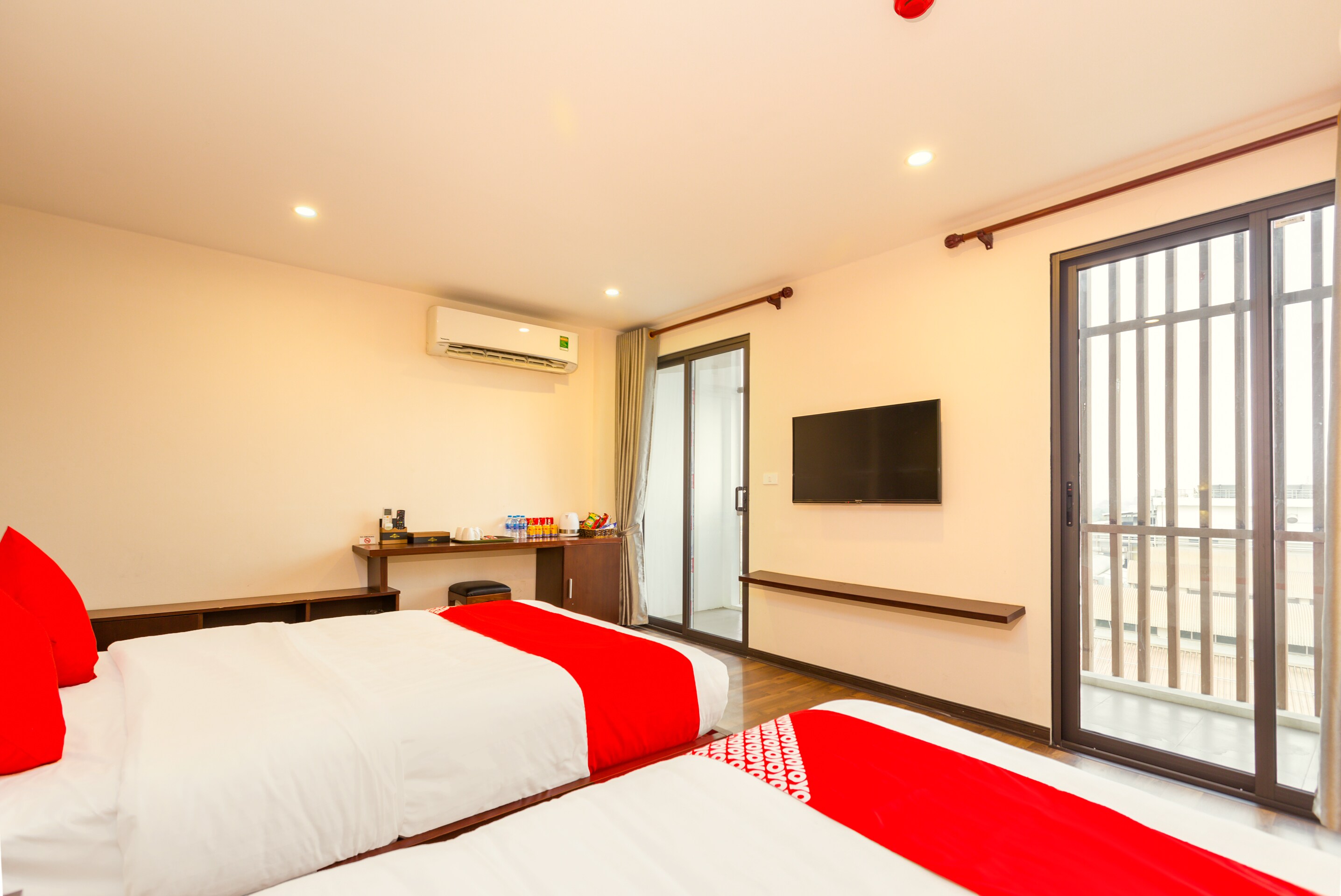 OYO 930 Thang Long Hotel - Tap to explore photos
