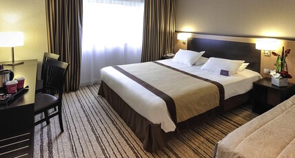 Mercure Rouen Val De Reuil Room Type - Standard Family Room with 1 double bed and 1 single bed