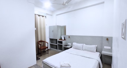 Citrine Hotel - 10 minutes from Railway Station Room Type - DELUXE NON AC Citrine Hotel - 10 minutes from Railway Station Room Type - DELUXE NON AC