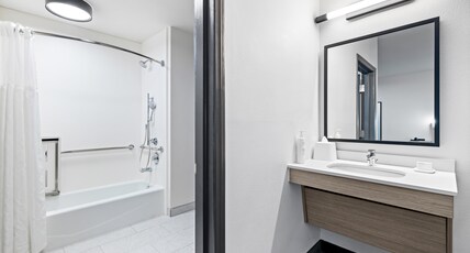 Spark by Hilton Redlands Room Type - 2 QUEEN MOB HEAR ACC TUB