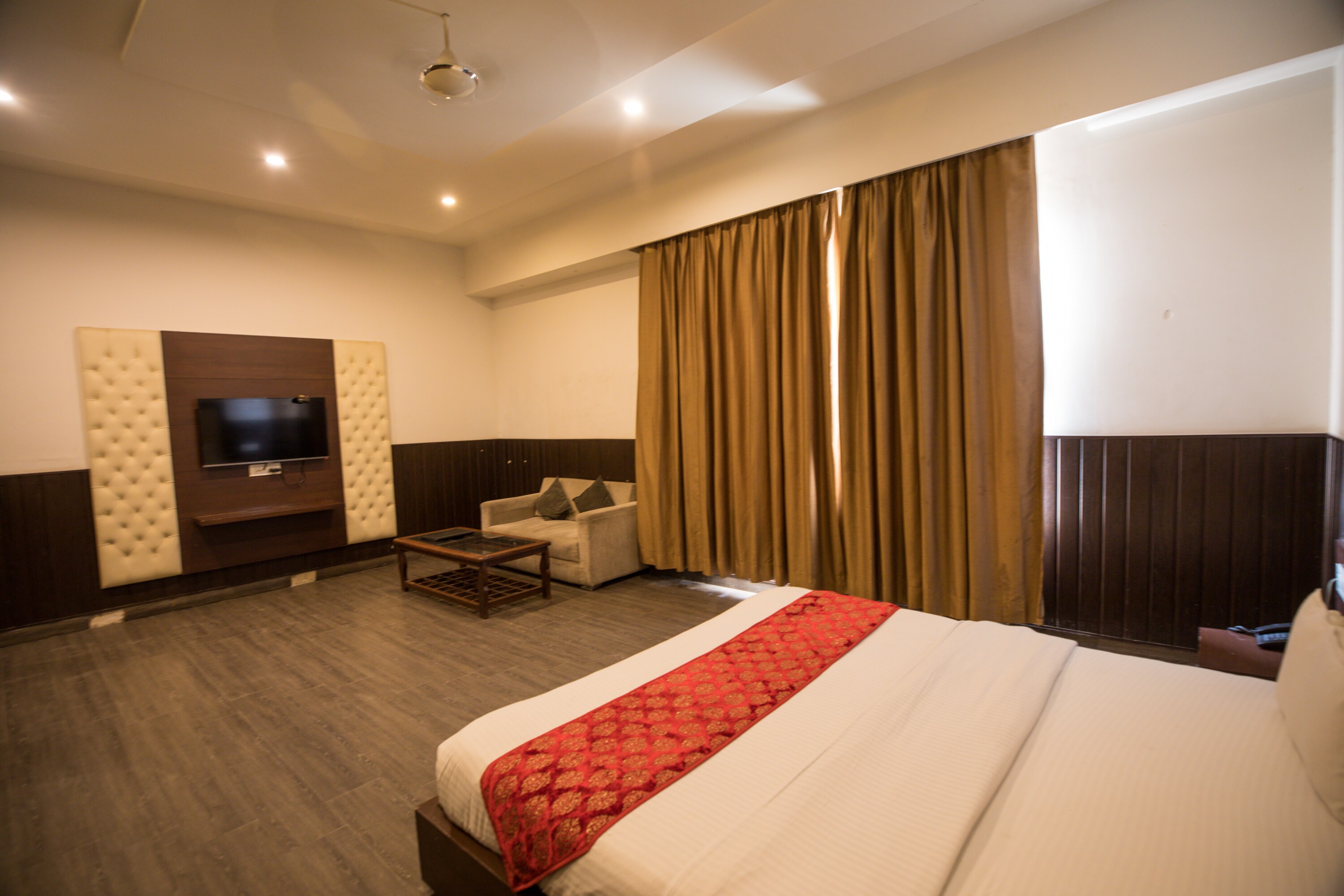 Iris Hotel & Restaurant  - Tap to explore photos