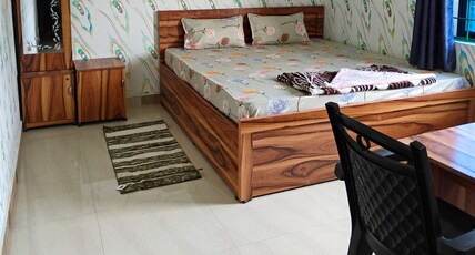 Madhu Guest House Room Type - Deluxe AC
