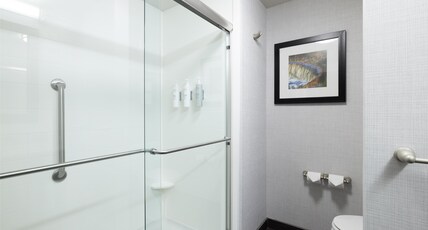 Hampton Inn by Hilton Lewiston-Auburn Room Type - 1 KING MICROWV FRIDGE NS