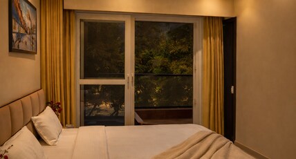 ACE STAYZ - Golf Course Road Room Type - Deluxe Room