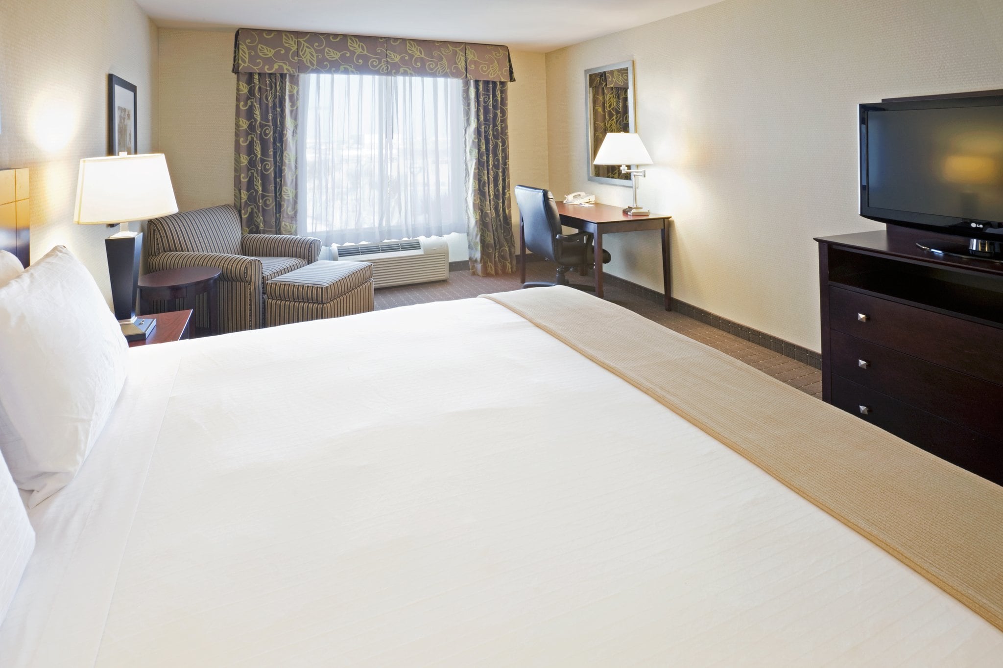 Holiday Inn Express & Suites Eagle Pass - Tap to explore photos