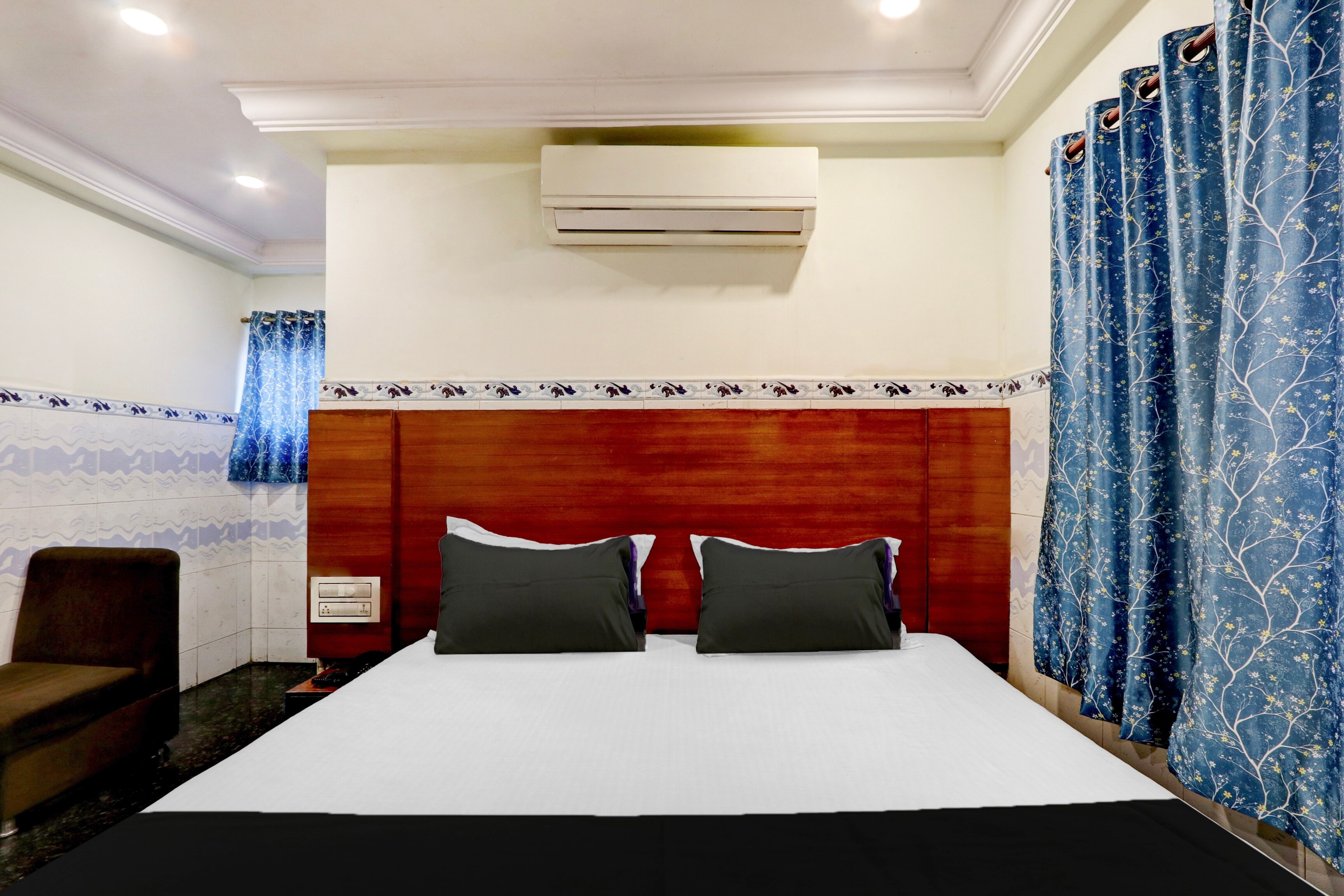 Hotel O Hanuman Pet Near Railway Station - Tap to explore photos
