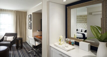 Kimpton George Hotel, an IHG hotel Room Type - 1 Queen Communications Accessible
