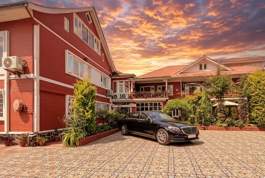 Hotel Walisons (2mins walk to Dal Lake, Kashmir)