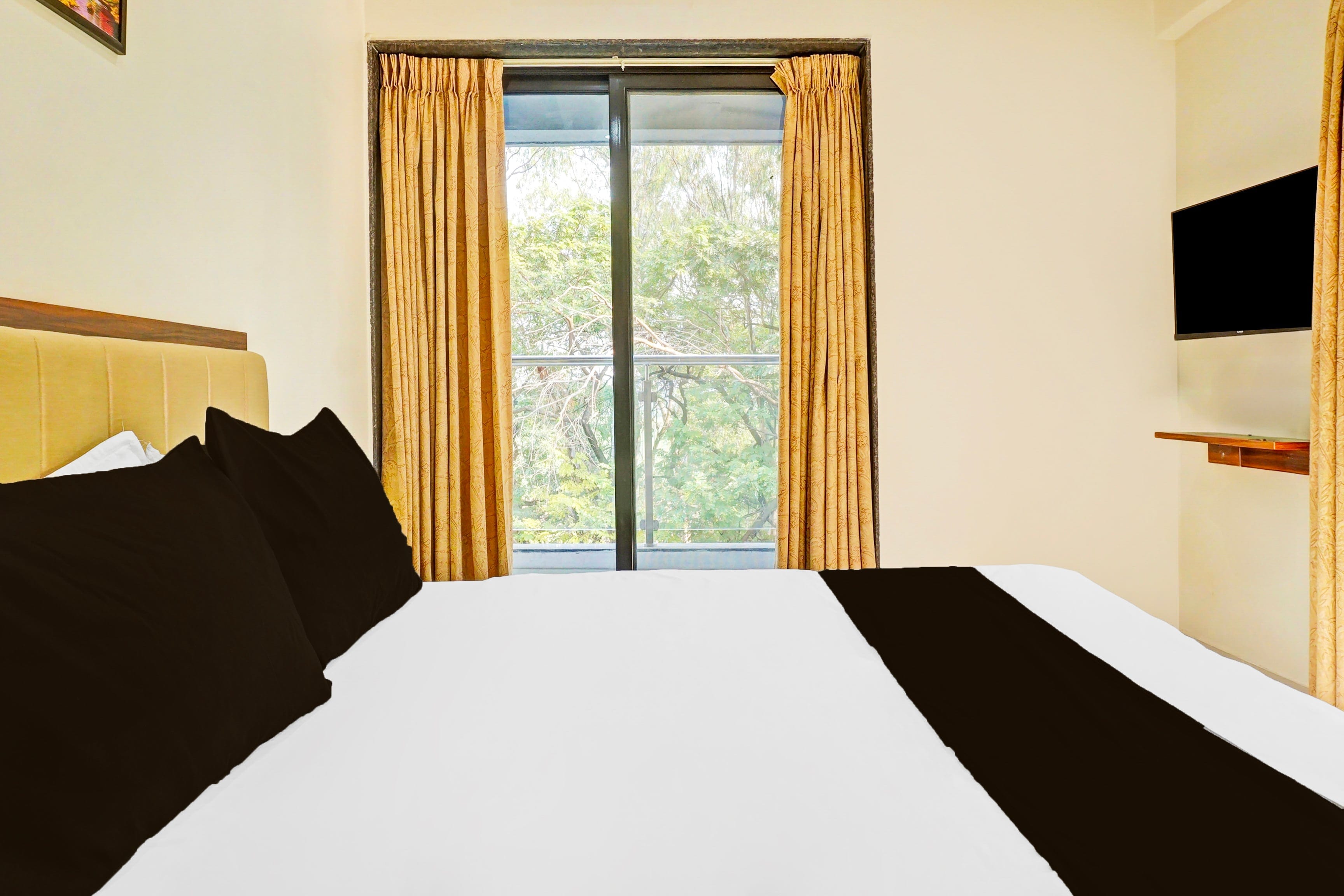 Townhouse Amanora Park Town Formerly Samrat Inn - Tap to explore photos