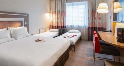 Novotel Paris 17 Room Type - Superior Room with queen-size bed and double sofa bed Novotel Paris 17 Room Type - Superior Room with queen-size bed and double sofa bed