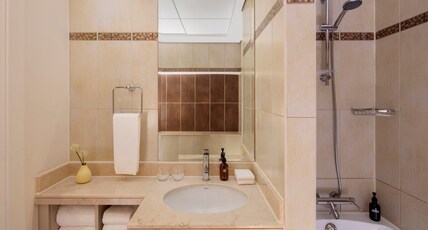 Staybridge Suites Dubai Internet City, an IHG hotel Room Type - 1 King 1 Bedroom Business Suite
