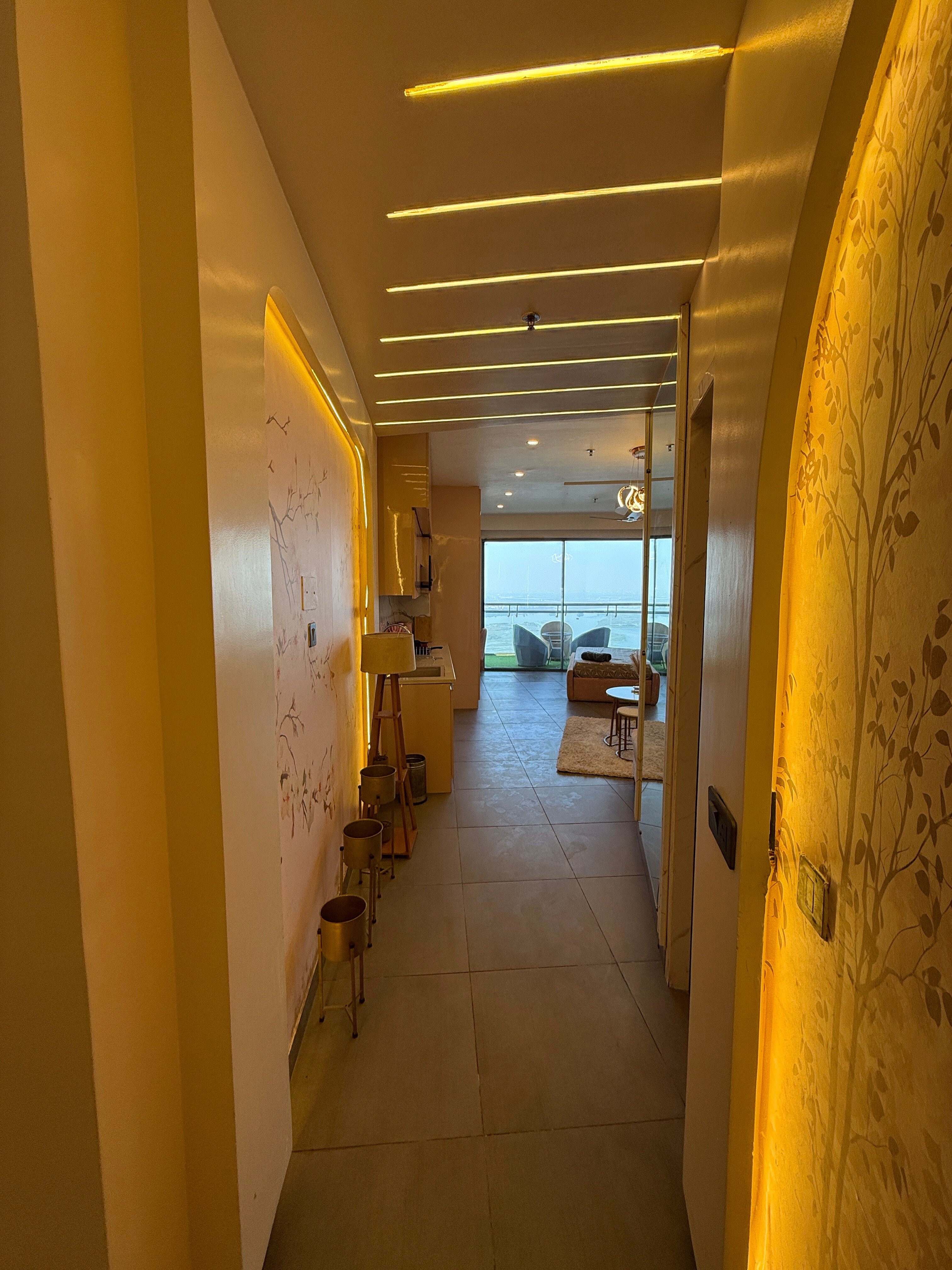 The Rose Rise Retreats 43rd floor River view - Tap to explore photos