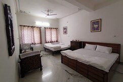 Little Pichola Homestay |Rooms & Caretaker|