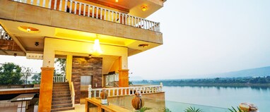 TreeHouse Narmade - A Riverfront Resort & Spa Narmadapuram