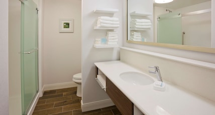 Hampton Inn by Hilton Minneapolis Bloomington West Room Type - 1 KING MICROWV FRIDGE NS